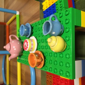 レゴでメルちゃんのダイニングテーブルを作ってみた